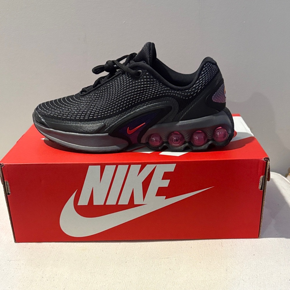 Nike Kids/Womens Black and Pink Air Sneakers